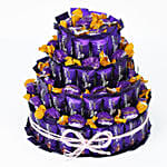 ثلاث طبقات دائرية من شوكلاتة كادبوري ديري ميلك على شكل برج