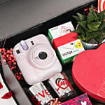 هدايا الحب - كاميرا تصوير مع شوكولاتة ونبتة  في بوكس