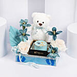 باقة ورود لون أبيض وأزرق مع تيدي بير وكيك 200 جرام