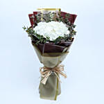 باقة من زهور الهدرانج البيضاء بغلاف بني وبيج