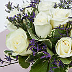 مزهرية ورد أبيض أنيقة