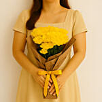 باقة ورد أقحوان أصفر جميل في غلاف بيج ورقي