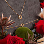 طقم بيانكا الذهبي | مجوهرات شيروتي 1881 مع باقة ورد حمراء