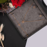 طقم بيانكا الذهبي | مجوهرات شيروتي 1881 مع باقة ورد حمراء