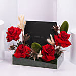 طقم بيانكا الذهبي | مجوهرات شيروتي 1881 مع باقة ورد حمراء