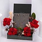 طقم بيانكا الذهبي | مجوهرات شيروتي 1881 مع باقة ورد حمراء