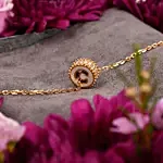 سوار دائري مطلي بالذهب في علبة هدايا من سيروتي 1881