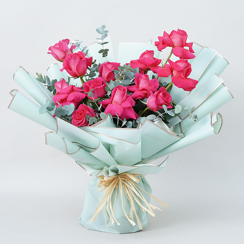 باقة 12 ورد جوري وردي غامق في غلاف أنيق: توصيل ورد في الرياض