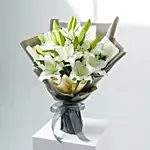 باقة ورود زنبق أبيض فخمة في غلاف أبيض ورمادي مميز