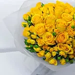 باقة وردة صفراء جميلة ذات سوق من عدة ورود