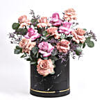 باقة ورد جوري وردي ولون كابتشينو في بوكس أسود