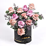 باقة ورد جوري وردي ولون كابتشينو في بوكس أسود