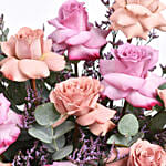 باقة ورد جوري وردي ولون كابتشينو في بوكس أسود