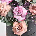 باقة ورد جوري وردي ولون كابتشينو في بوكس أسود