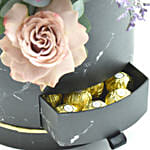 باقة ورد جوري وردي ولون كابتشينو في بوكس أسود