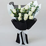باقة 12 وردة أبيض مع أوكاليبتوس في غلاف أسود أنيق