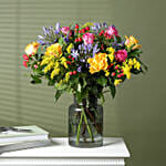 باقة ورود مشكلة بترتيب مميز في فازة فاخرة