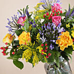 باقة ورود مشكلة بترتيب مميز في فازة فاخرة