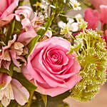 باقة ورد لون وردي منوعة زنبق وجوري في فازة فاخرة