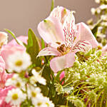 باقة ورد لون وردي منوعة زنبق وجوري في فازة فاخرة