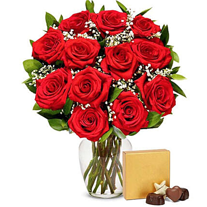 One Dozen Red Roses With Chocolates: 