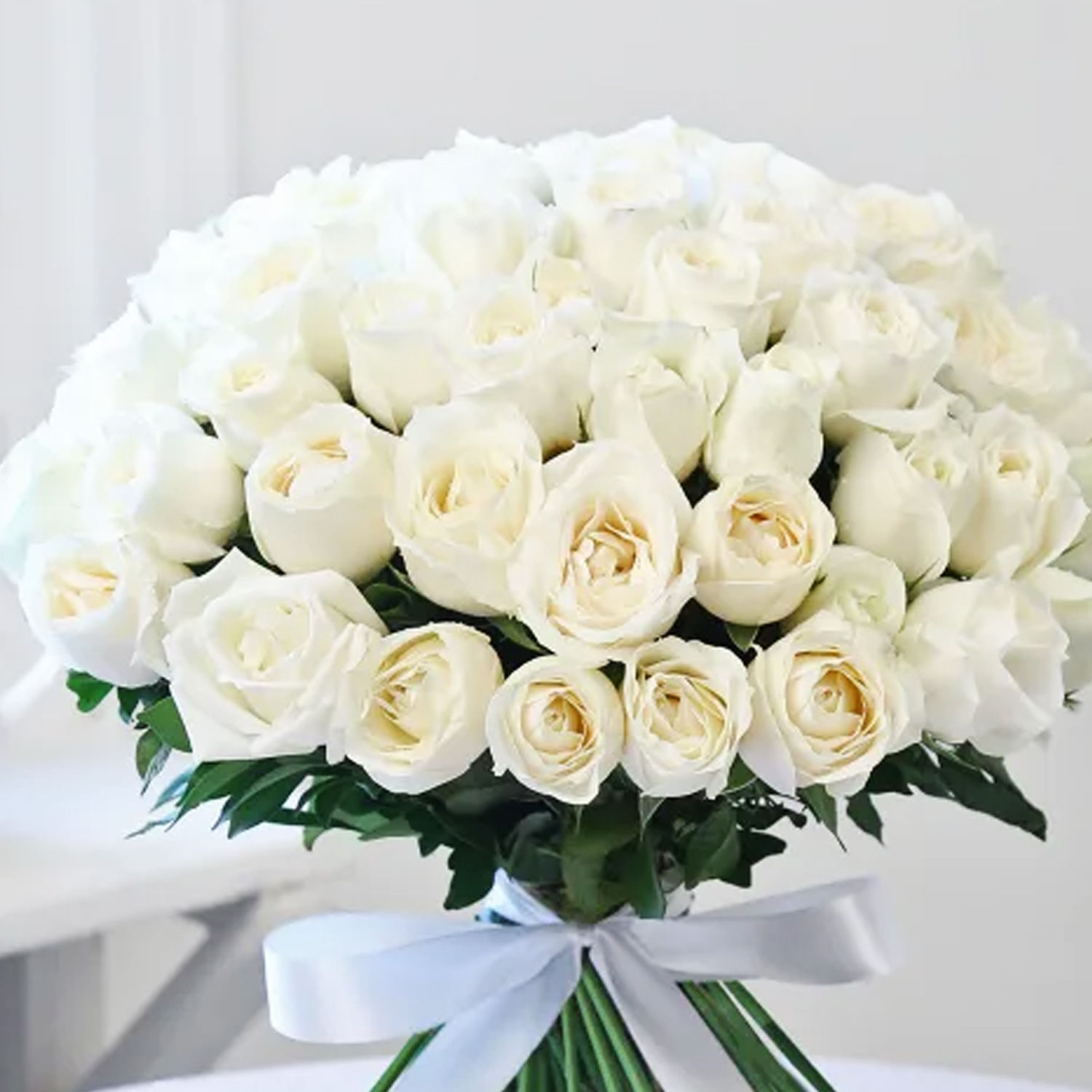 Online White Roses Bunch and Ferrero Rocher Gift Delivery in UAE - FNP