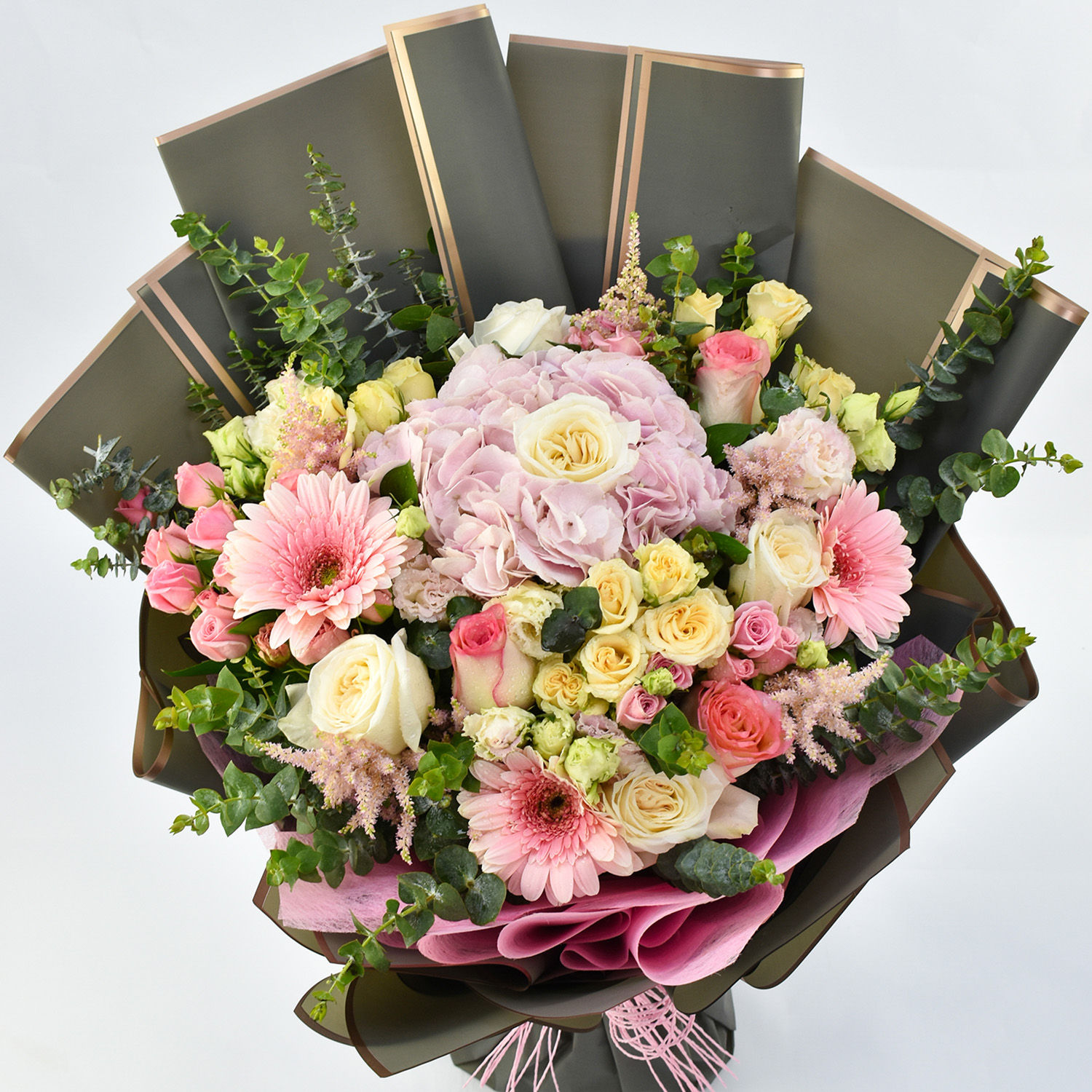 Online Charming Flowers Grand Bouquet Gift Delivery in UAE FNP