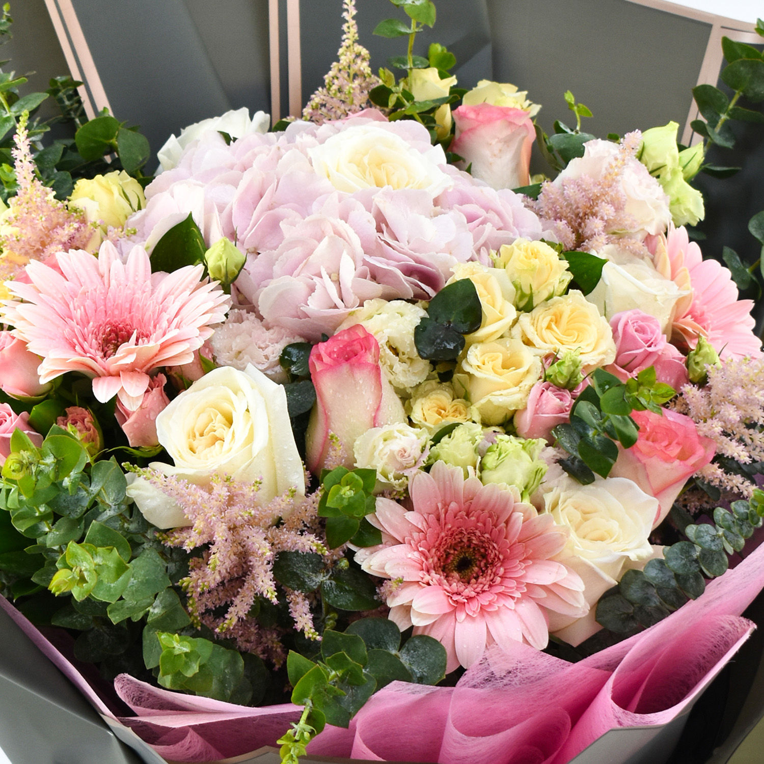 Online Charming Flowers Grand Bouquet Gift Delivery in UAE FNP