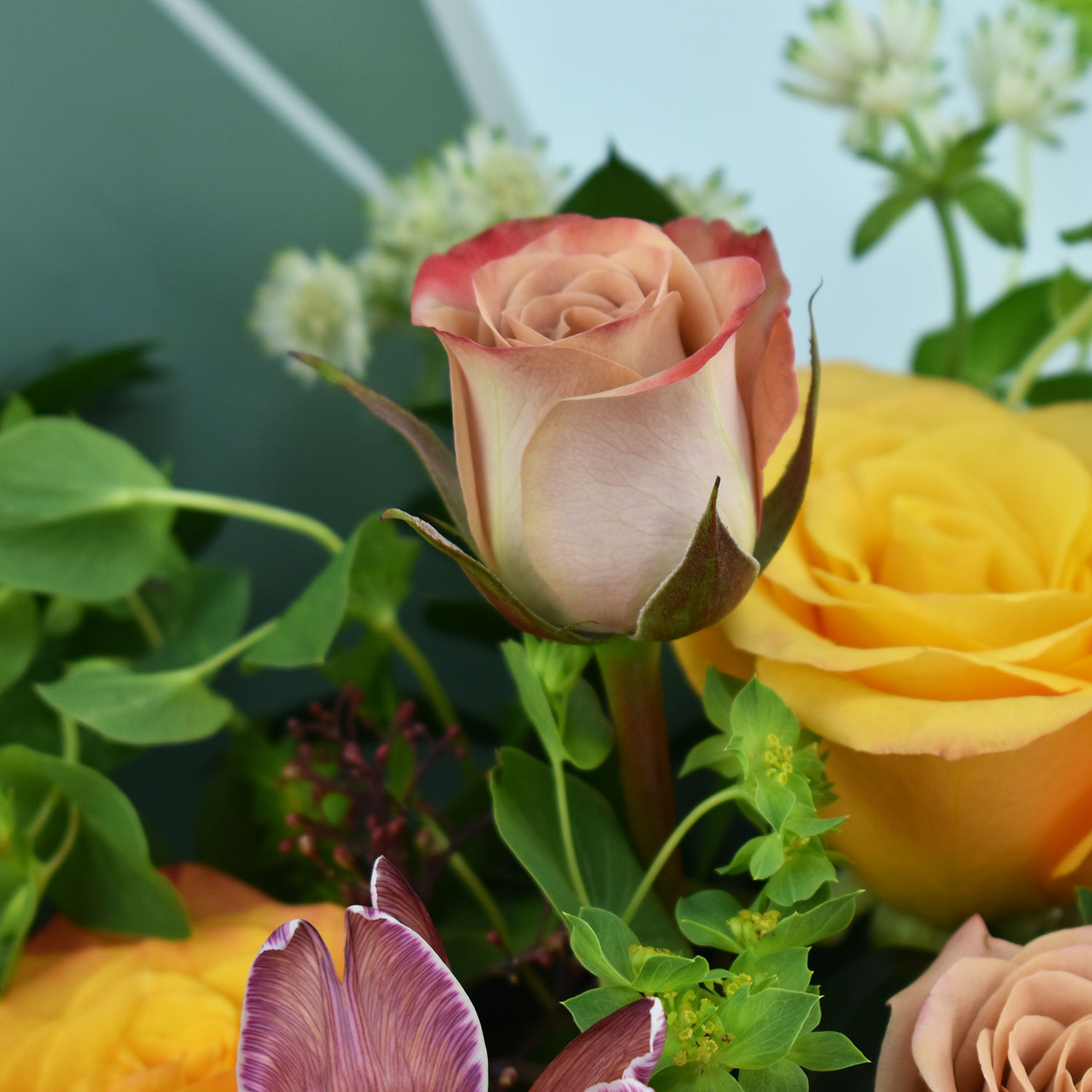 Online Beautiful Mix Flowers Bouquet Gift Delivery in UAE FNP