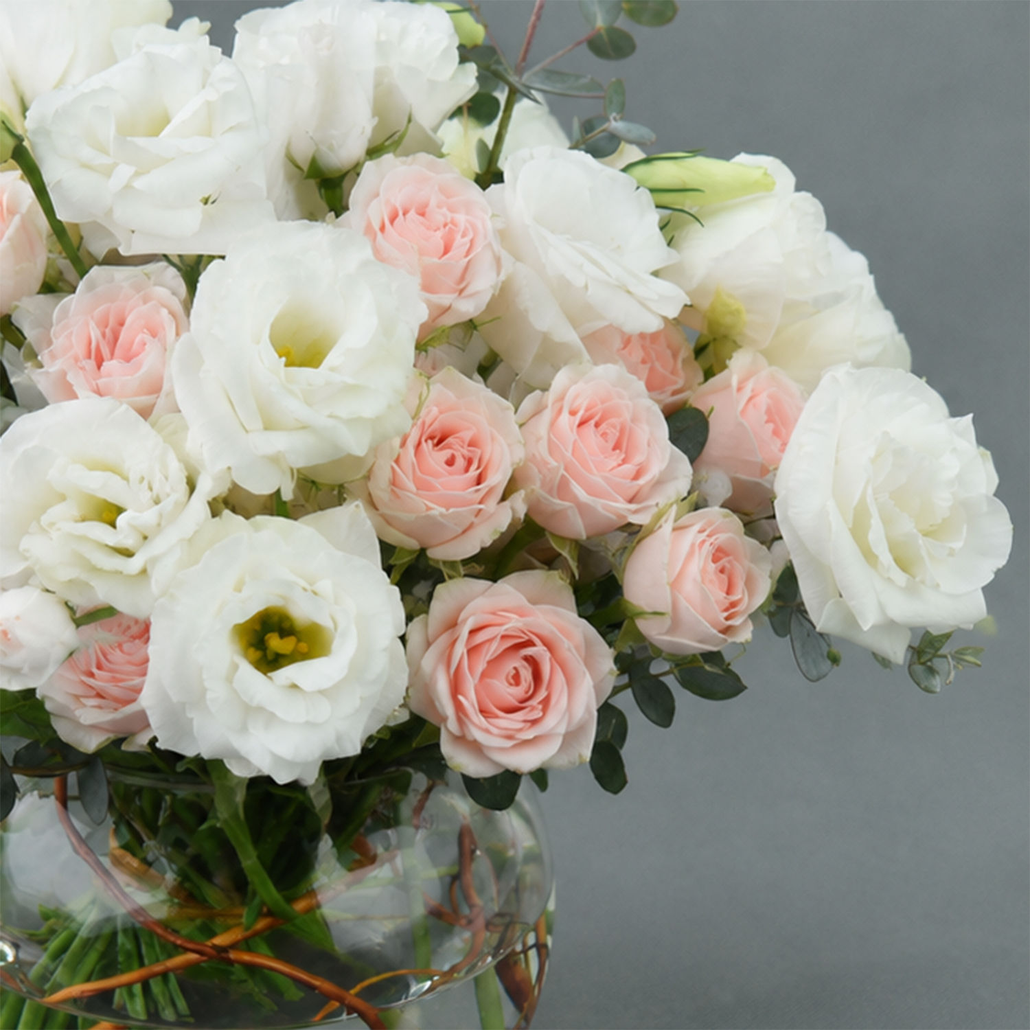 order-spray-roses-with-white-lisianthus-in-fish-bowl-online-same-day