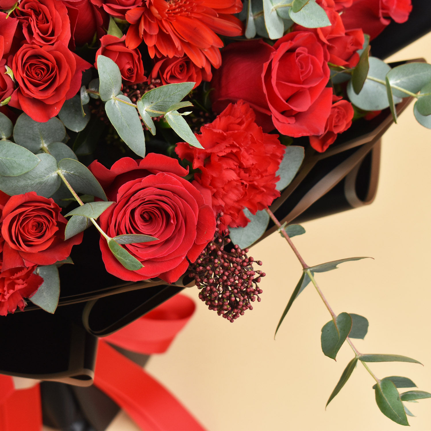 Online Joyful Red Bouquet of Flowers Gift Delivery in UAE FNP