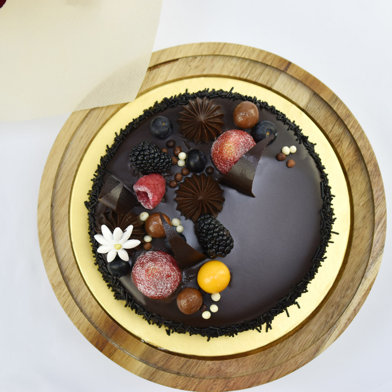 Online Roses & Fudge Cake Gift Delivery in UAE FNP