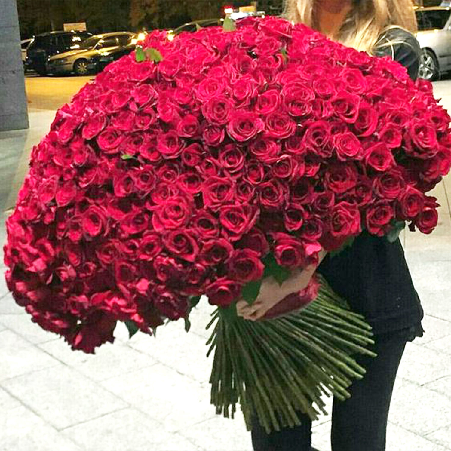 Order 1000 Red Roses Bouquet Online | Same-Day Delivery UAE - Fnp.ae